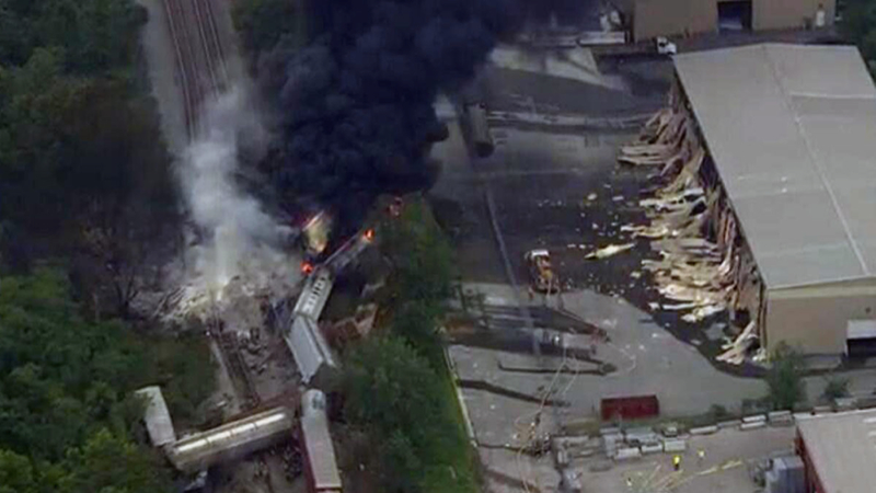 Illustration for article titled Explosion Rocks Baltimore Suburb After Train Crashes Into Truck